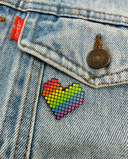 Pixel Pride Herz-Anstecknadel | Weihnachtspyjamas und Accessoires für die ganze Familie