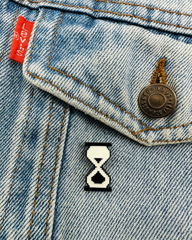 Pixel-Sanduhr-Anstecknadel für Accessoires
