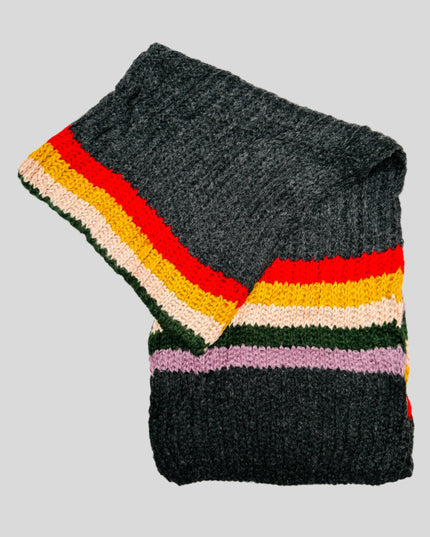 Grauer Strickschal – Accessoires für alle