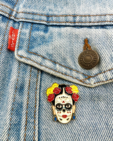Frida Calavera Anstecknadel – Künstlerisches Accessoire, inspiriert von Frida