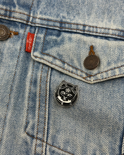 Dunkle Katzenbrosche – Geheimnisvolles Accessoire für Katzenliebhaber