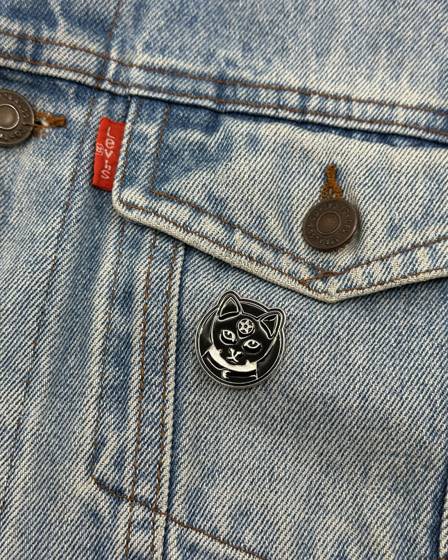 Dunkle Katzenbrosche – Geheimnisvolles Accessoire für Katzenliebhaber