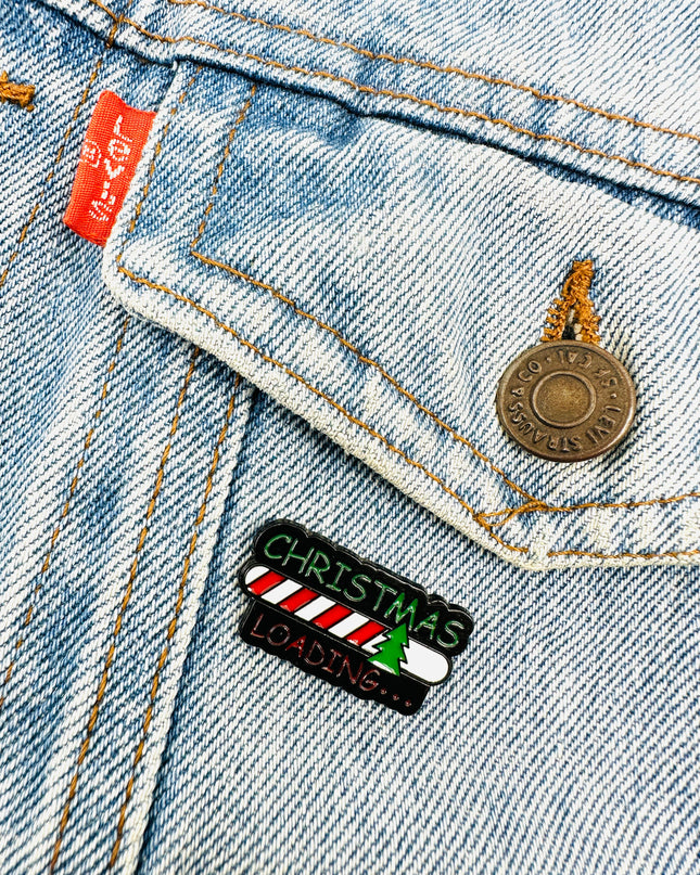 Brosche – Weihnachten wird geladen… | Lustige Weihnachtsaccessoires