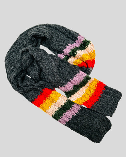 Grauer Strickschal – Accessoires für alle