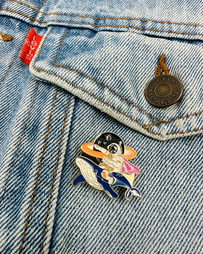 Brosche – Wal-Astronaut | Einzigartige Accessoires für Damen