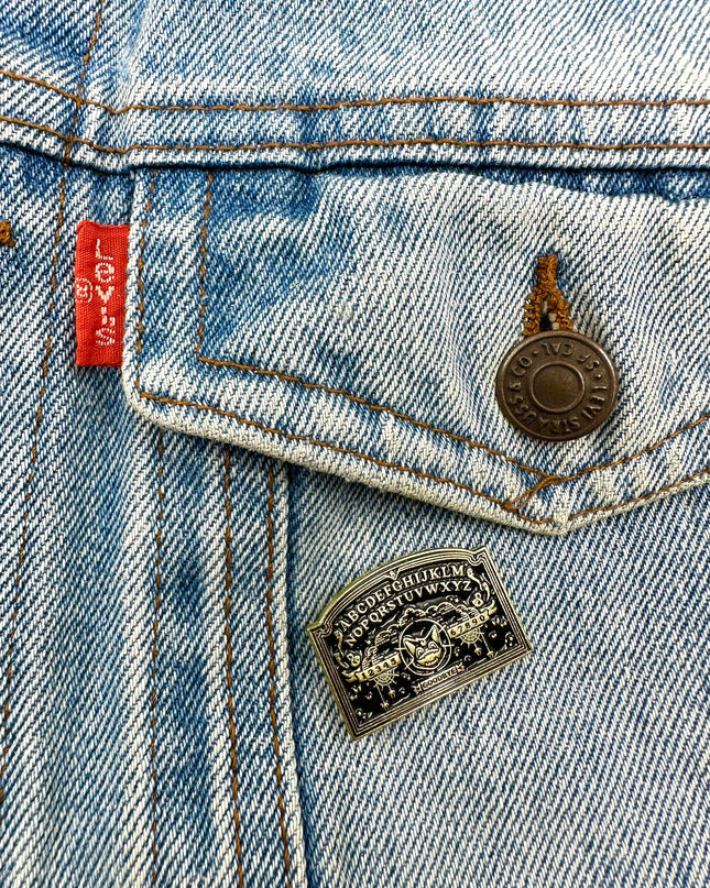 Anstecknadel mit Geisterbrett-Motiv | Schlagwörter: Accessoires, Halloween