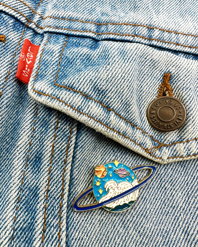 Wave Planet Pin – Ozeaninspiriertes Accessoire für Naturliebhaber