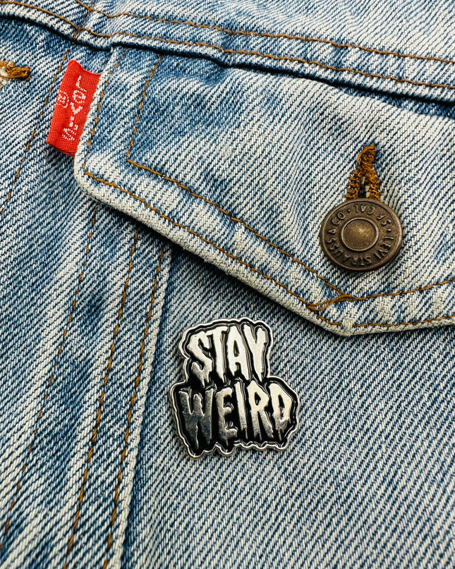 „Stay Weird“-Anstecknadel für Accessoires