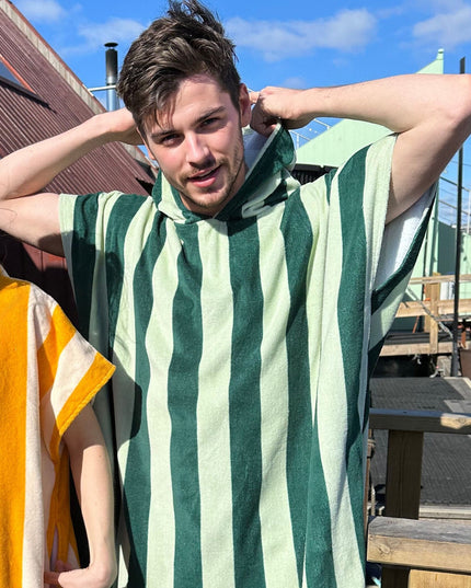 Gestreifter grüner Badeponcho für Erwachsene – Sommer-Must-have