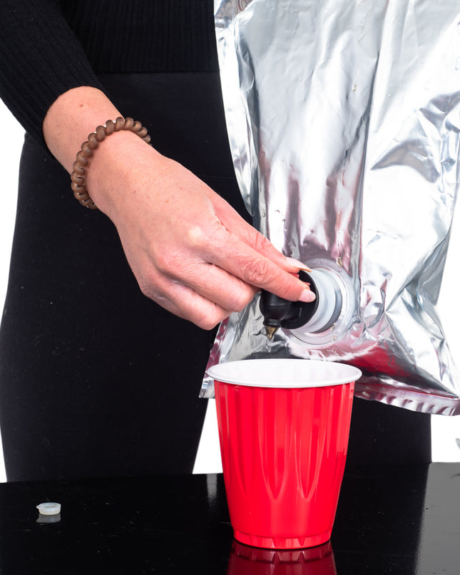 Weihnachtsmann pinkelt Getränk hässlicher Weihnachtspullover