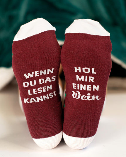 Socken mit der Aufschrift „Hol mir einen Wein“ – Das perfekte Geschenk für Weinliebhaber