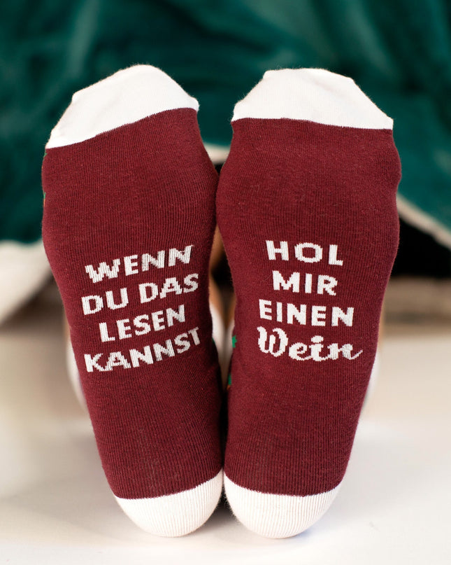 Socken mit der Aufschrift „Hol mir einen Wein“ – Das perfekte Geschenk für Weinliebhaber