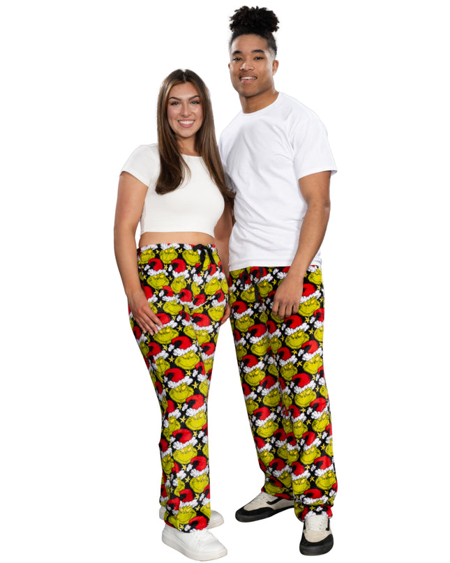 Grinch-Look auf Weihnachtsmannmütze und Weihnachts-Loungewear
