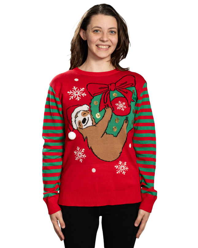 Hängendes Faultier an Weihnachtsbaumschmuckkranz, hässlicher Pullover