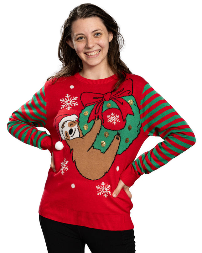 Hängendes Faultier an Weihnachtsbaumschmuckkranz, hässlicher Pullover