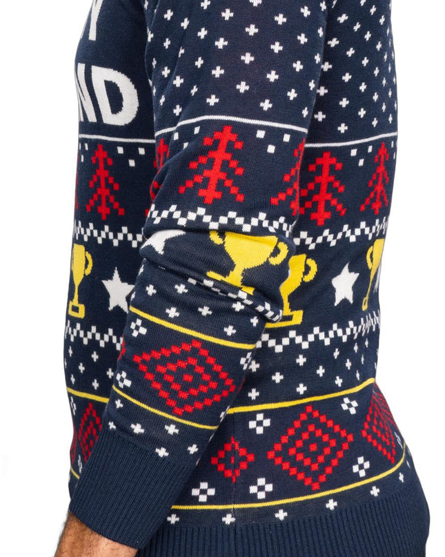 Lustiger Trophäen-Ehemann strickt hässlichen Weihnachtspullover