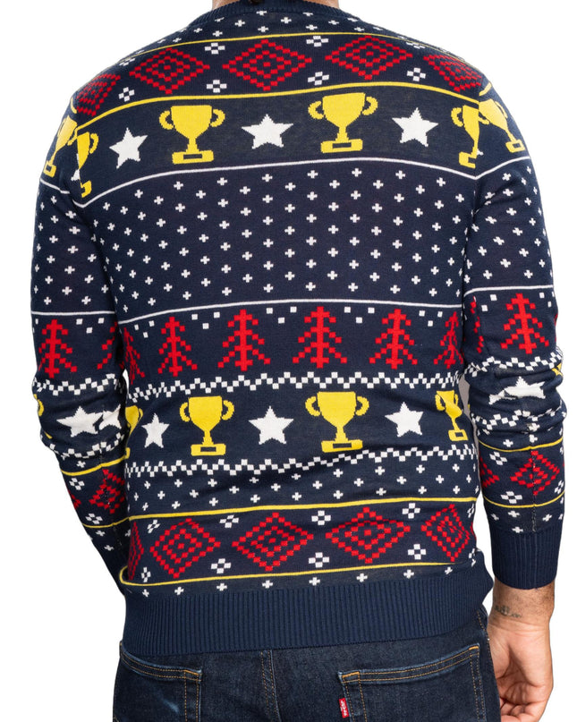 Lustiger Trophäen-Ehemann strickt hässlichen Weihnachtspullover