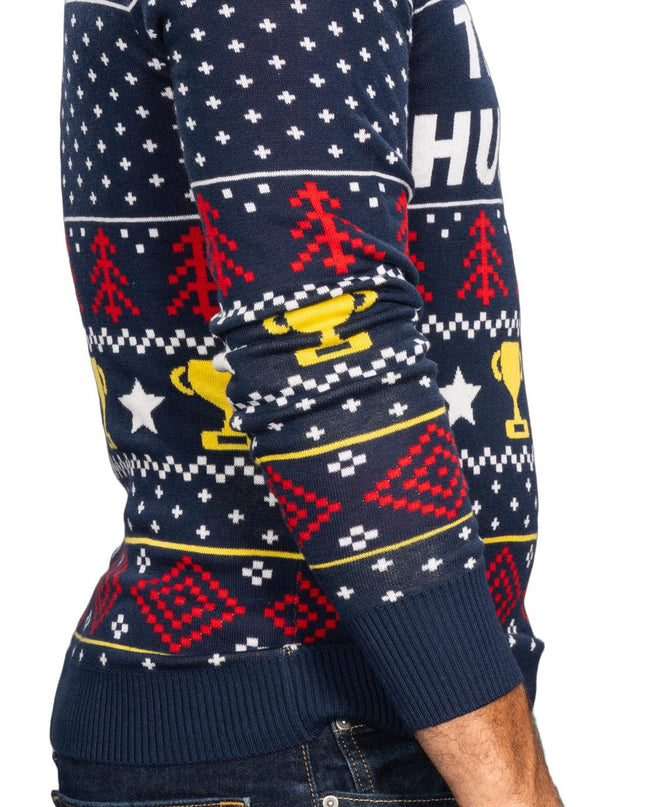 Lustiger Trophäen-Ehemann strickt hässlichen Weihnachtspullover