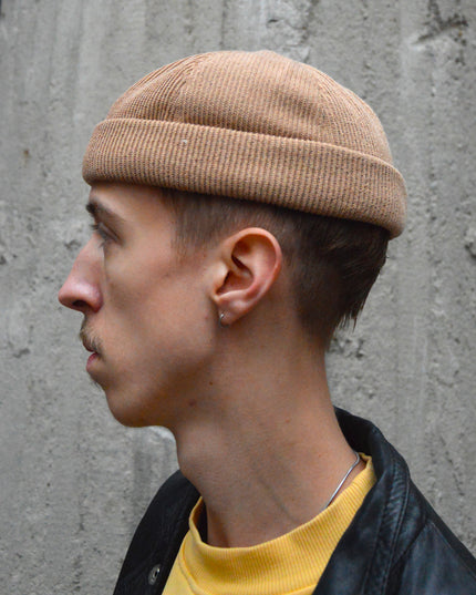 Braune Strickmütze im Weihnachtsstil