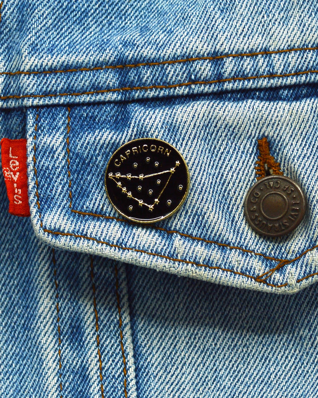 Anstecknadel – Osteraccessoire mit Steinbock-Sternbild