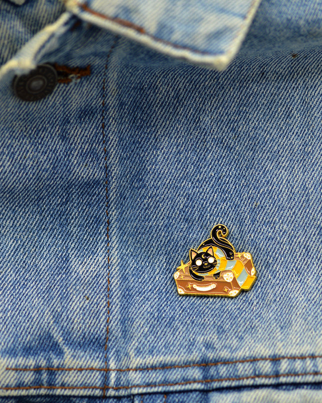 Anstecknadel „Zauberkatze III“ – Magisches Halloween-Kostümaccessoire