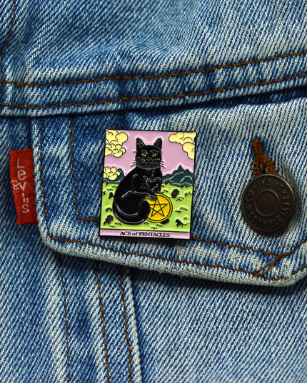 Katzen-Tarot-Anstecknadel – Ass der Münzen – Halloween-Accessoire
