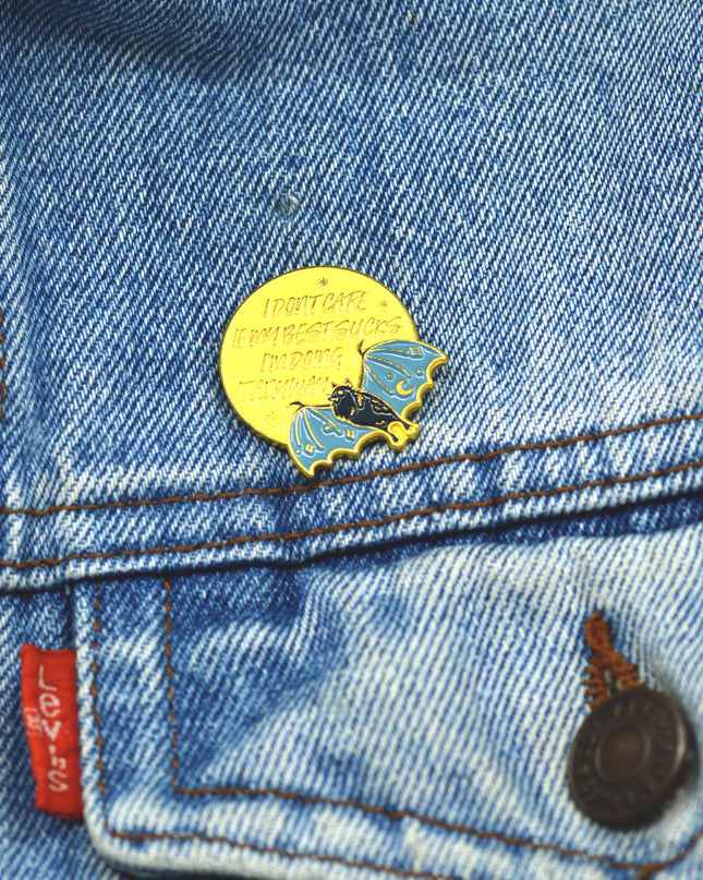 Fledermaus- und Mond-Anstecknadel – Verspieltes Halloween-Accessoire