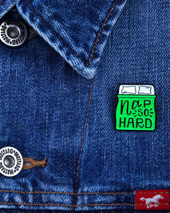 Sun So Hard Anstecknadel