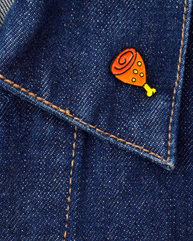 Emaille-Anstecknadel mit Grillfleischmotiv | Leckeres Accessoire