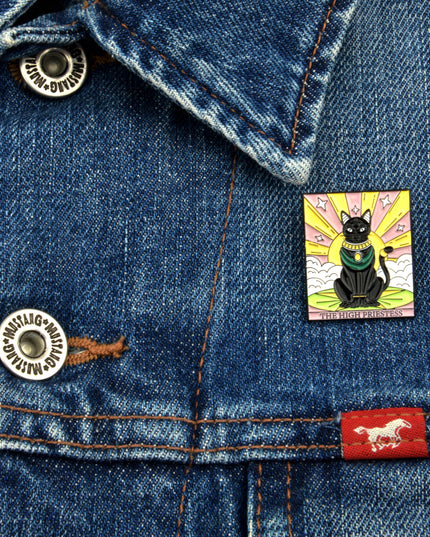 Katzen-Tarot-Anstecknadel – Halloween-Accessoire der Hohepriesterin