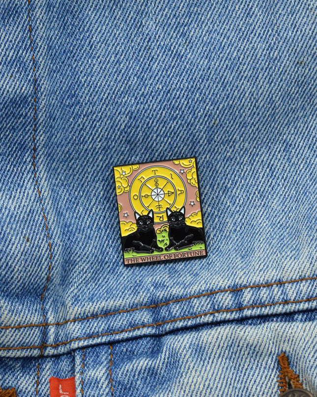 Katzen-Tarot-Anstecknadel – Accessoire für das Rad des Schicksals