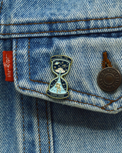 Kitűző - Time to Explore Adventure Accessory