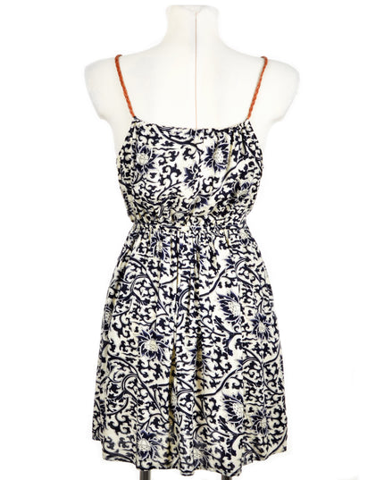 Blaues Sommerkleid mit Blumenmuster – frisch und stilvoll