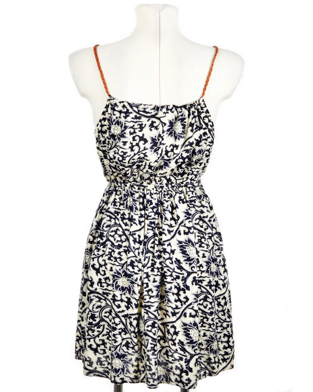 Blaues Sommerkleid mit Blumenmuster – frisch und stilvoll