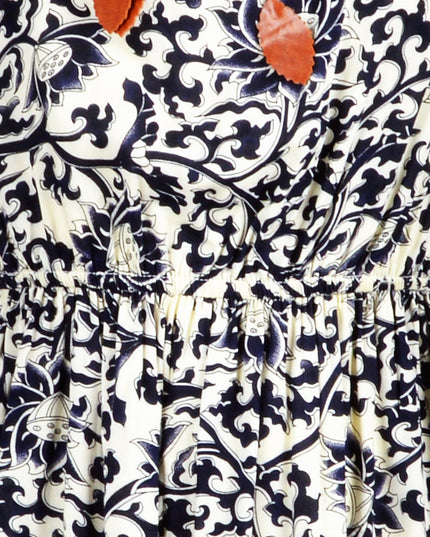 Blaues Sommerkleid mit Blumenmuster – frisch und stilvoll