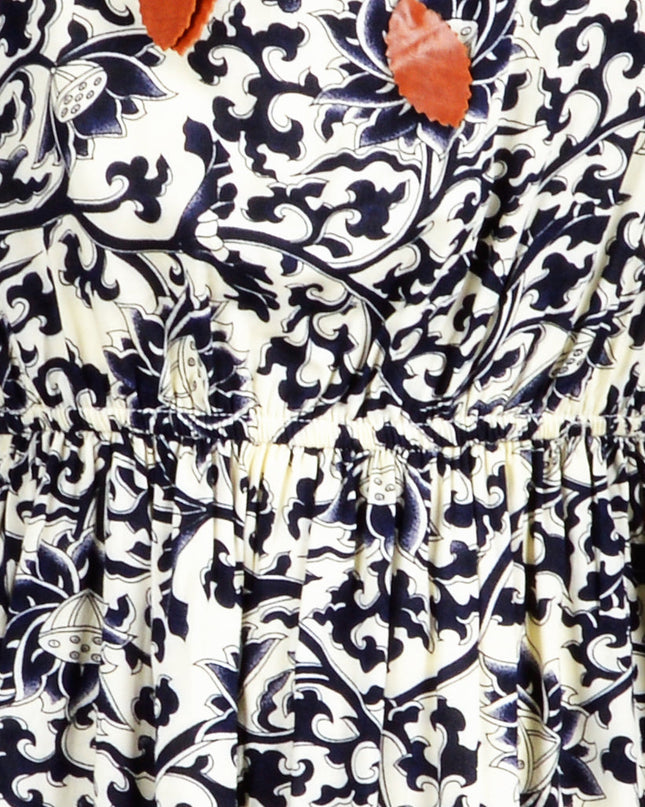 Blaues Sommerkleid mit Blumenmuster – frisch und stilvoll