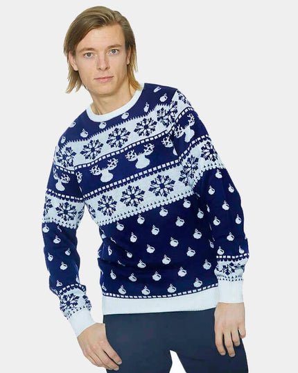 Blauer Weihnachtspullover mit Rentier und Schnee 2023
