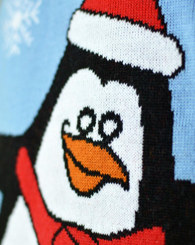 Hellblauer Weihnachtspullover mit Pinguin | Outlet-Verkauf