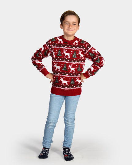 Roter Familienweihnachtspullover mit Weihnachtsbäumen und Rentieren
