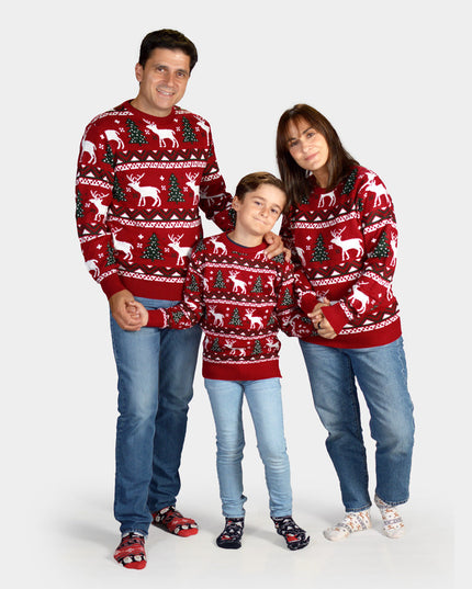 Roter Familienweihnachtspullover mit Weihnachtsbäumen und Rentieren