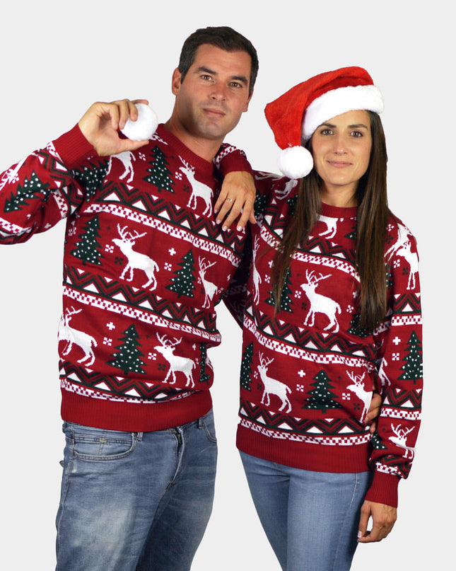 Roter Herrenpullover mit Weihnachtsbäumen und Rentieren