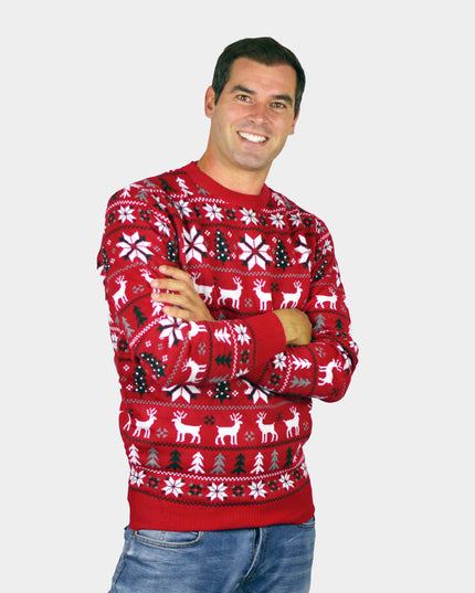 Roter Herrenpullover mit Rentieren, Bäumen und Polarsternen